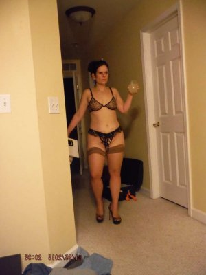 Leiana escort Combourg, 35